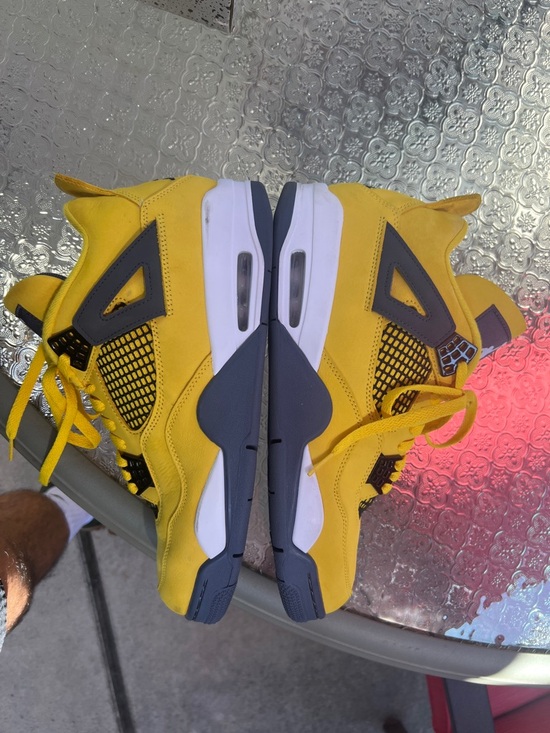 Air Jordan 4 Retro Lightening (2021) - Picture 3 of 10